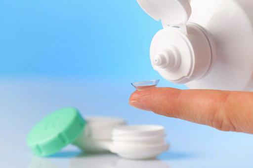 cleaning contact lenses using solutions